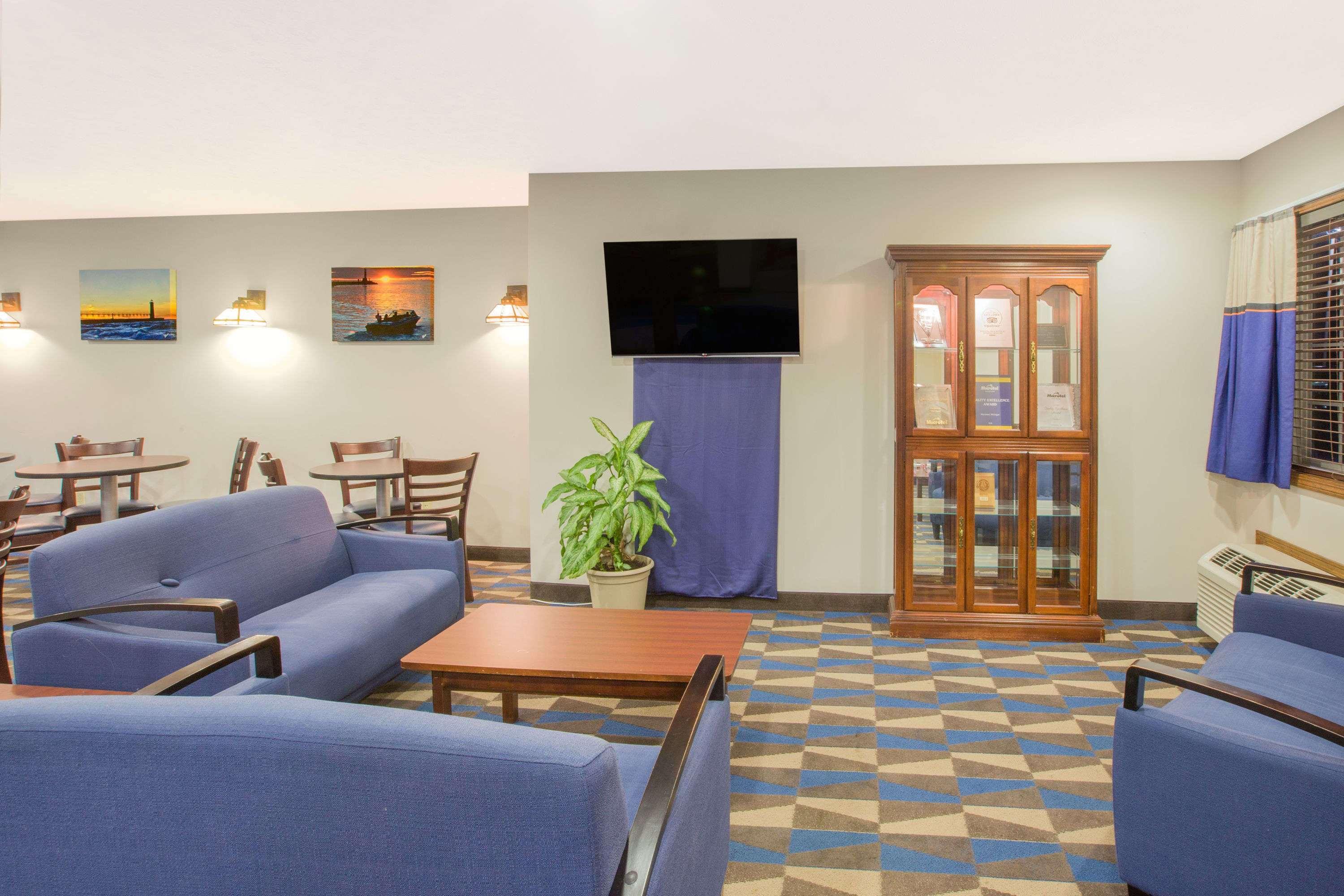 Microtel Inn And Suites Manistee Εξωτερικό φωτογραφία