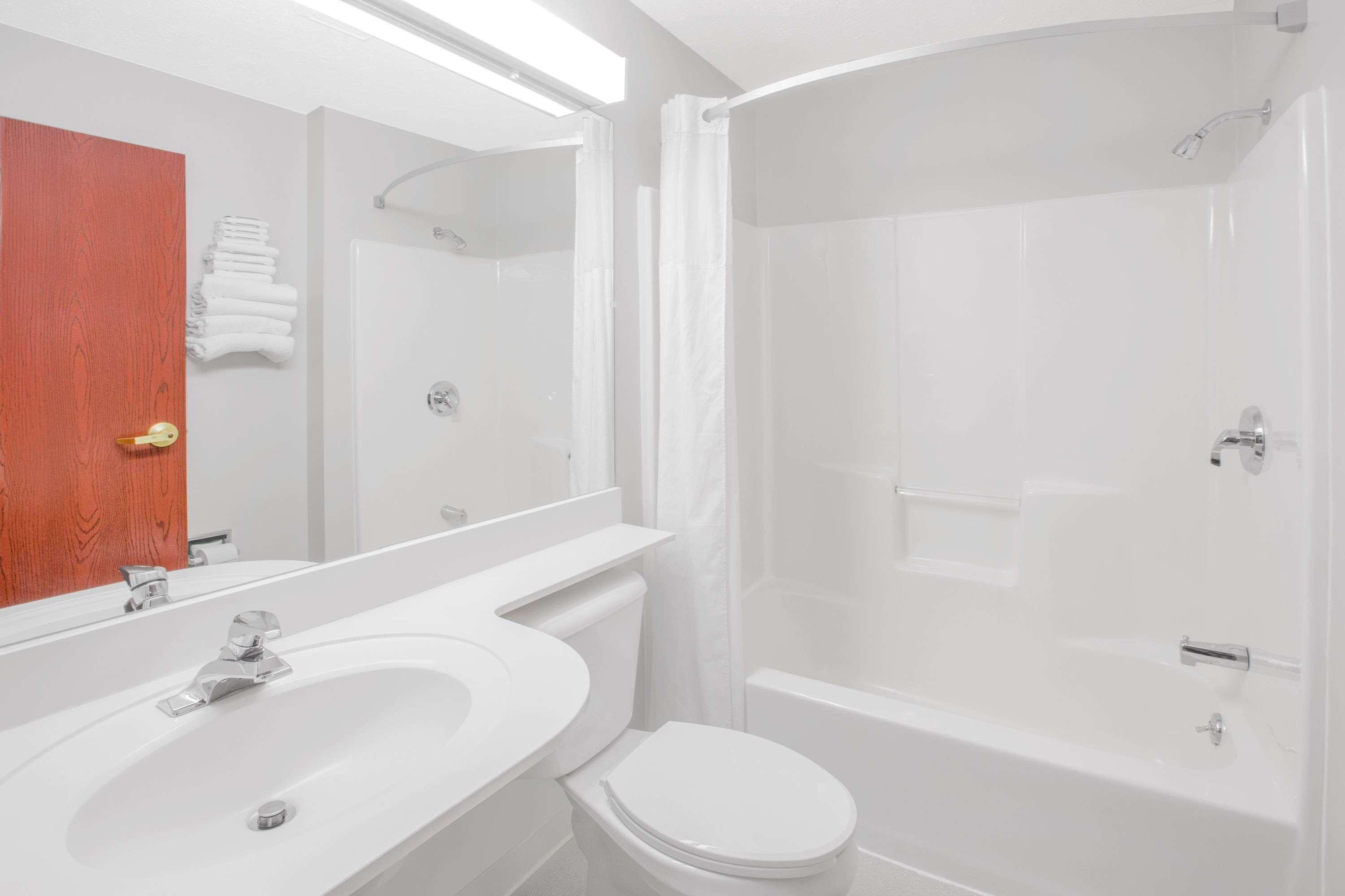 Microtel Inn And Suites Manistee Εξωτερικό φωτογραφία