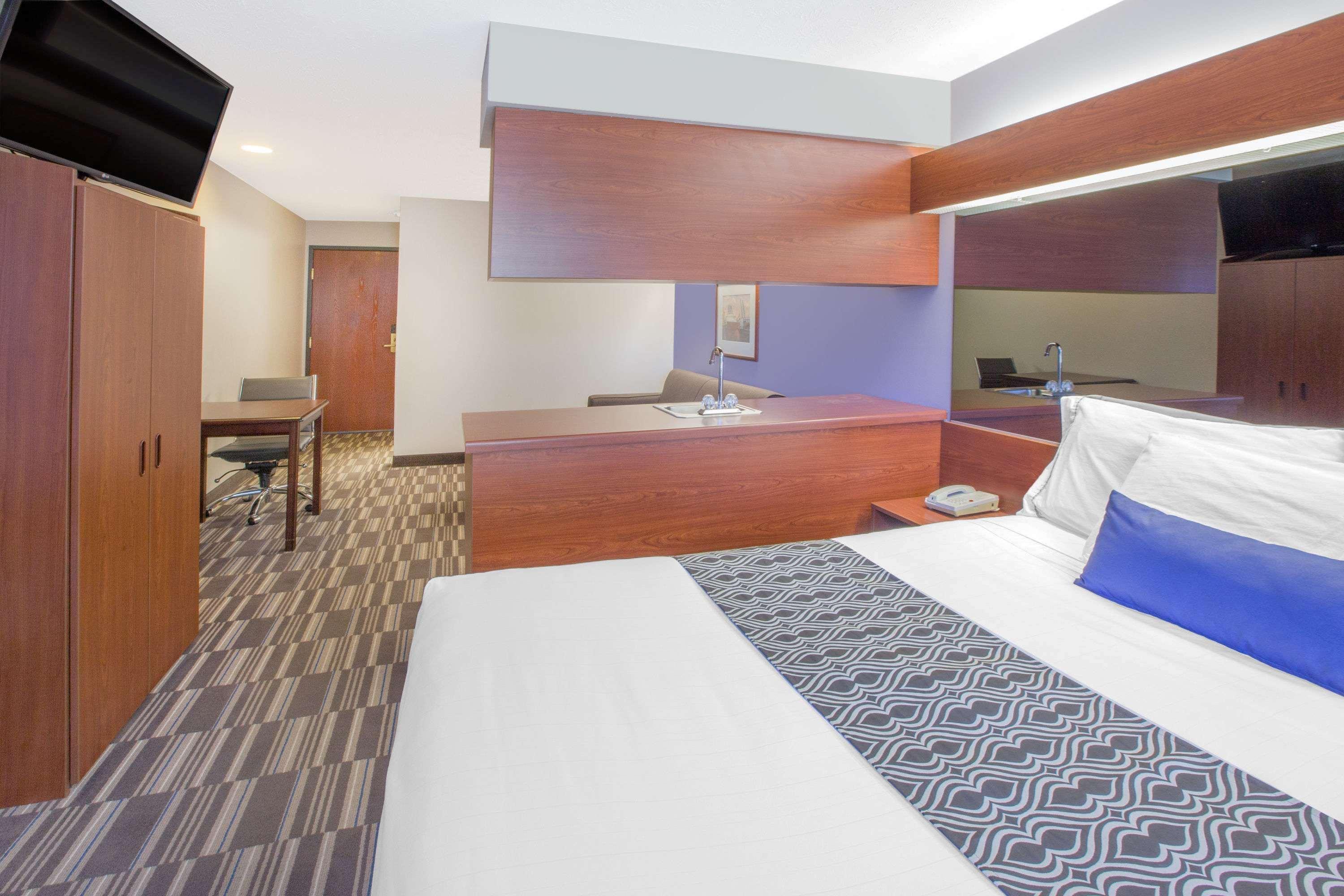 Microtel Inn And Suites Manistee Εξωτερικό φωτογραφία