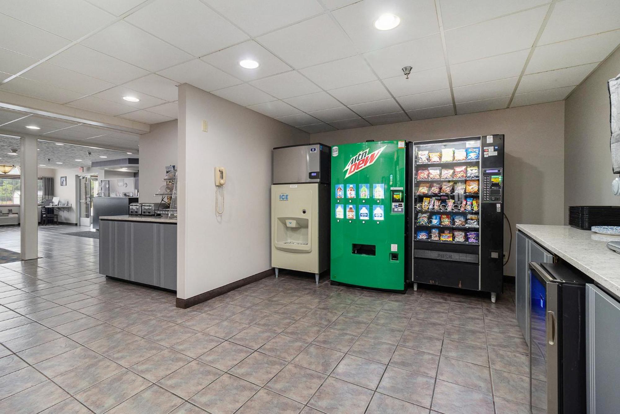 Microtel Inn And Suites Manistee Εξωτερικό φωτογραφία