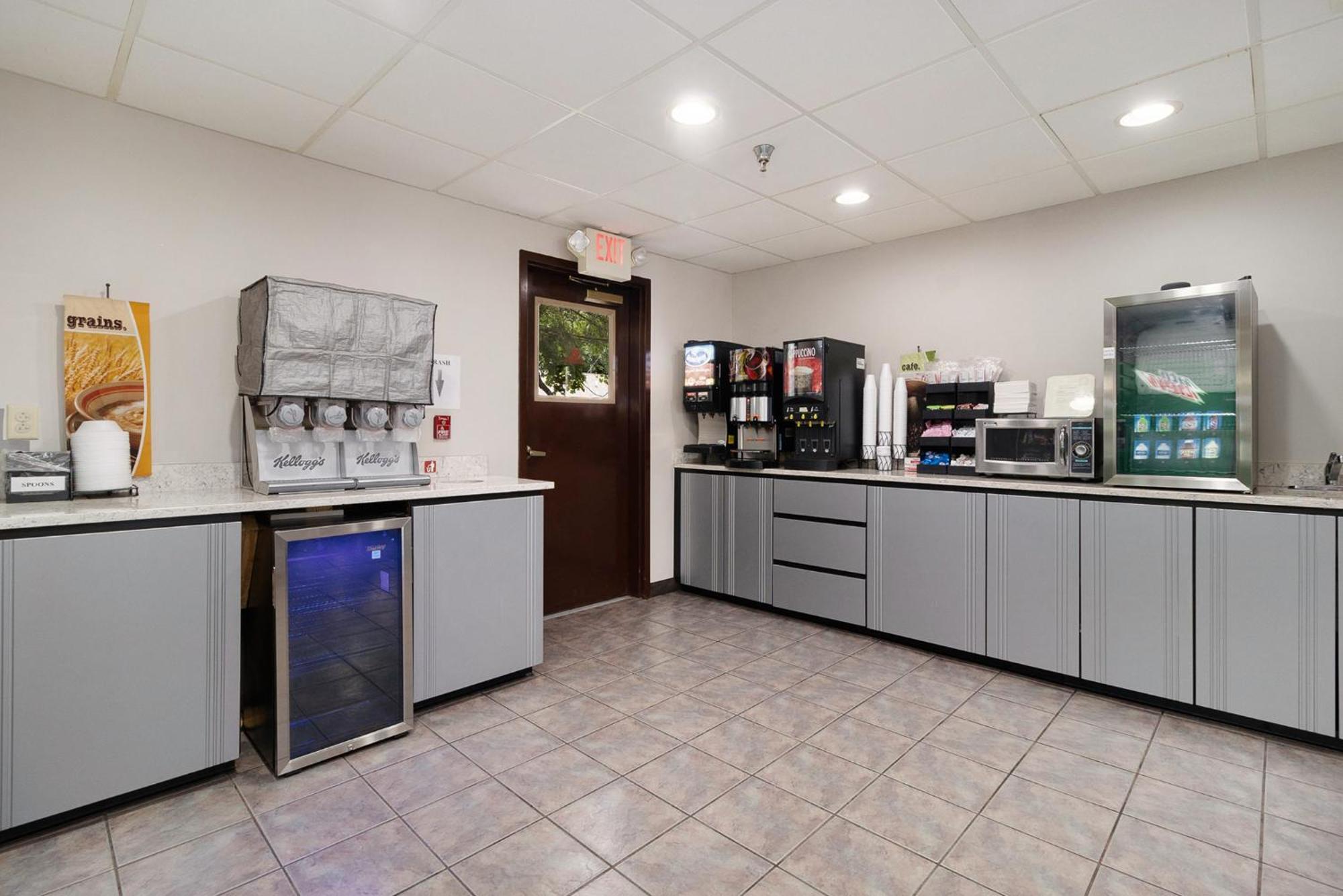Microtel Inn And Suites Manistee Εξωτερικό φωτογραφία
