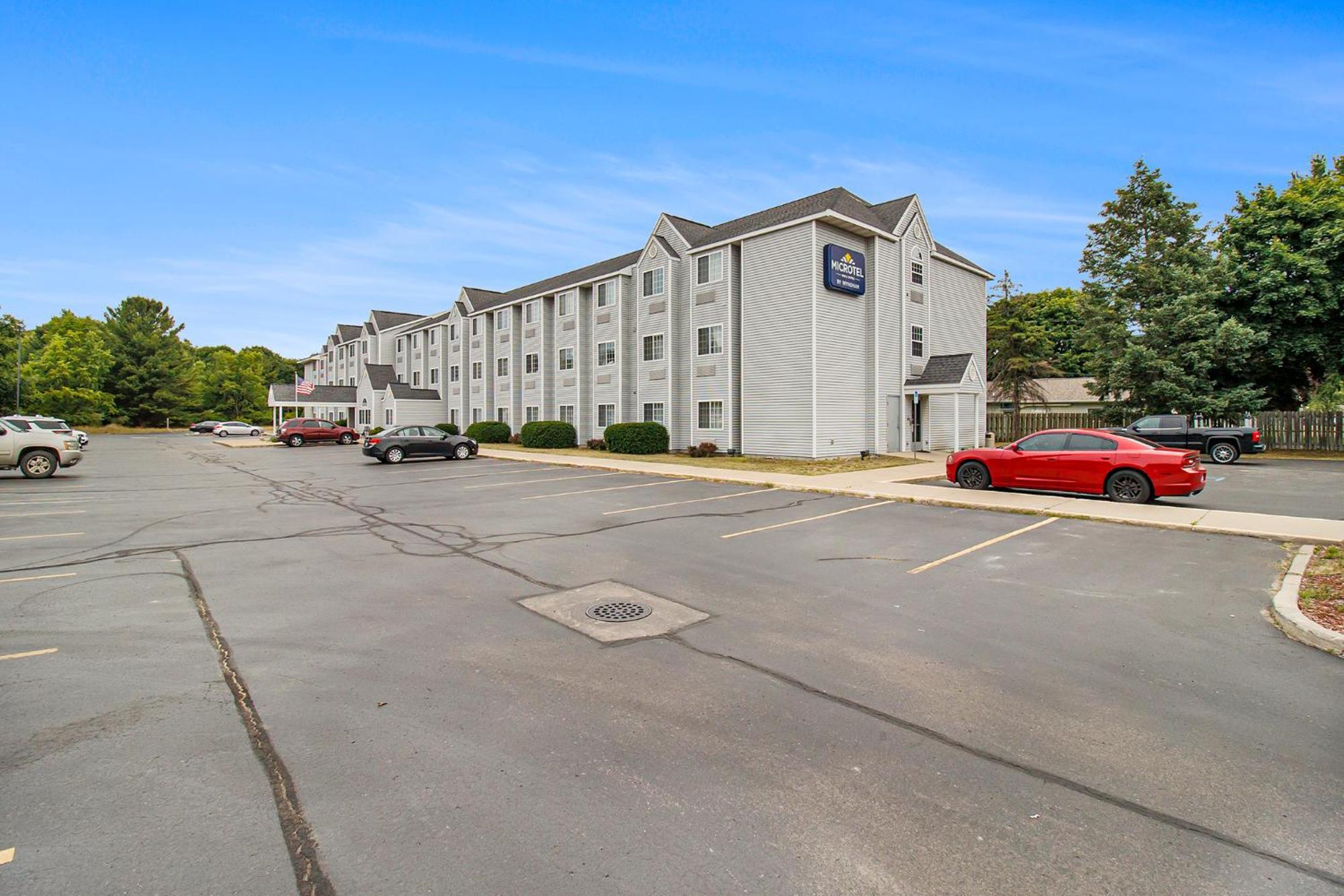 Microtel Inn And Suites Manistee Εξωτερικό φωτογραφία