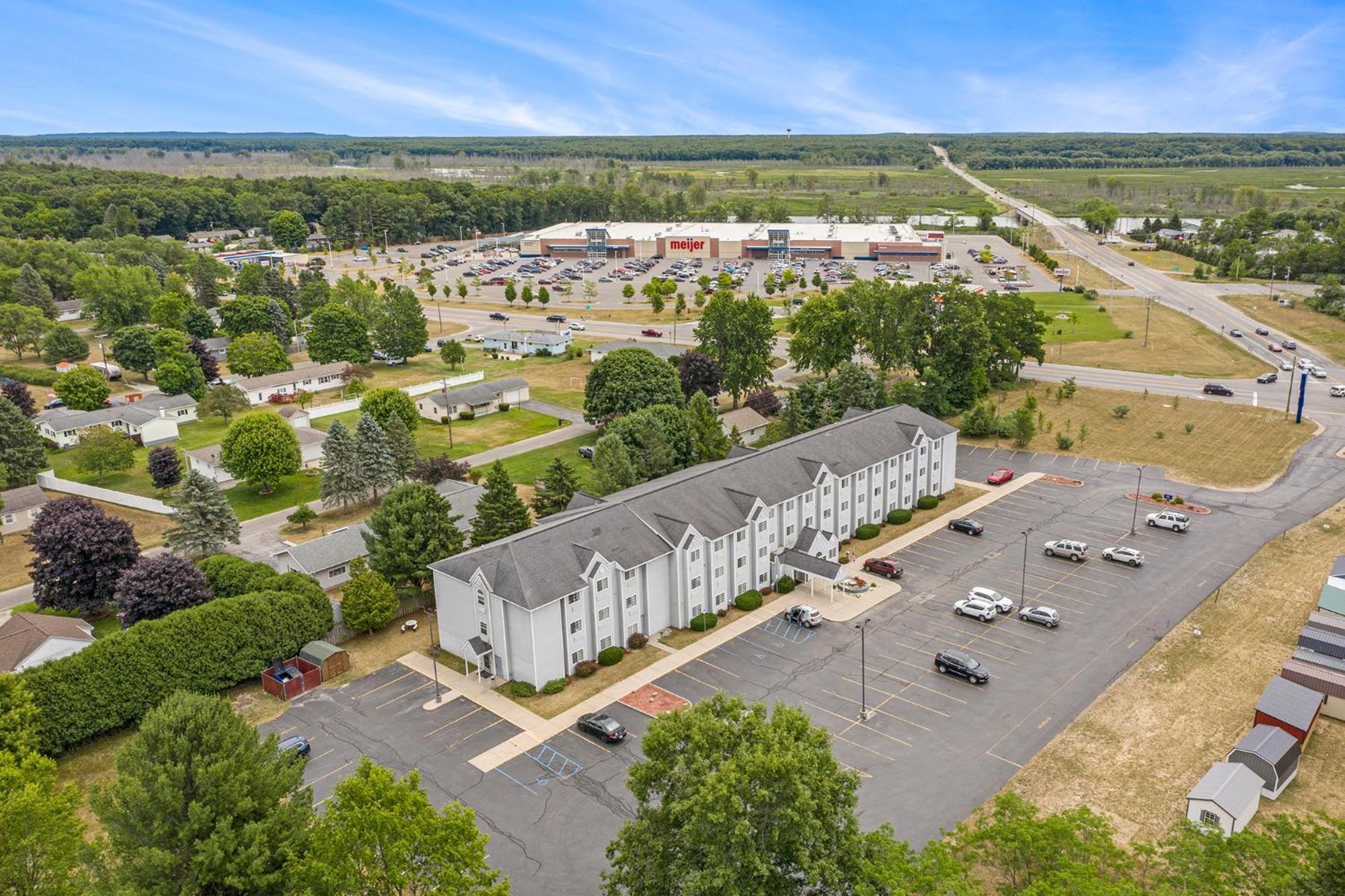 Microtel Inn And Suites Manistee Εξωτερικό φωτογραφία