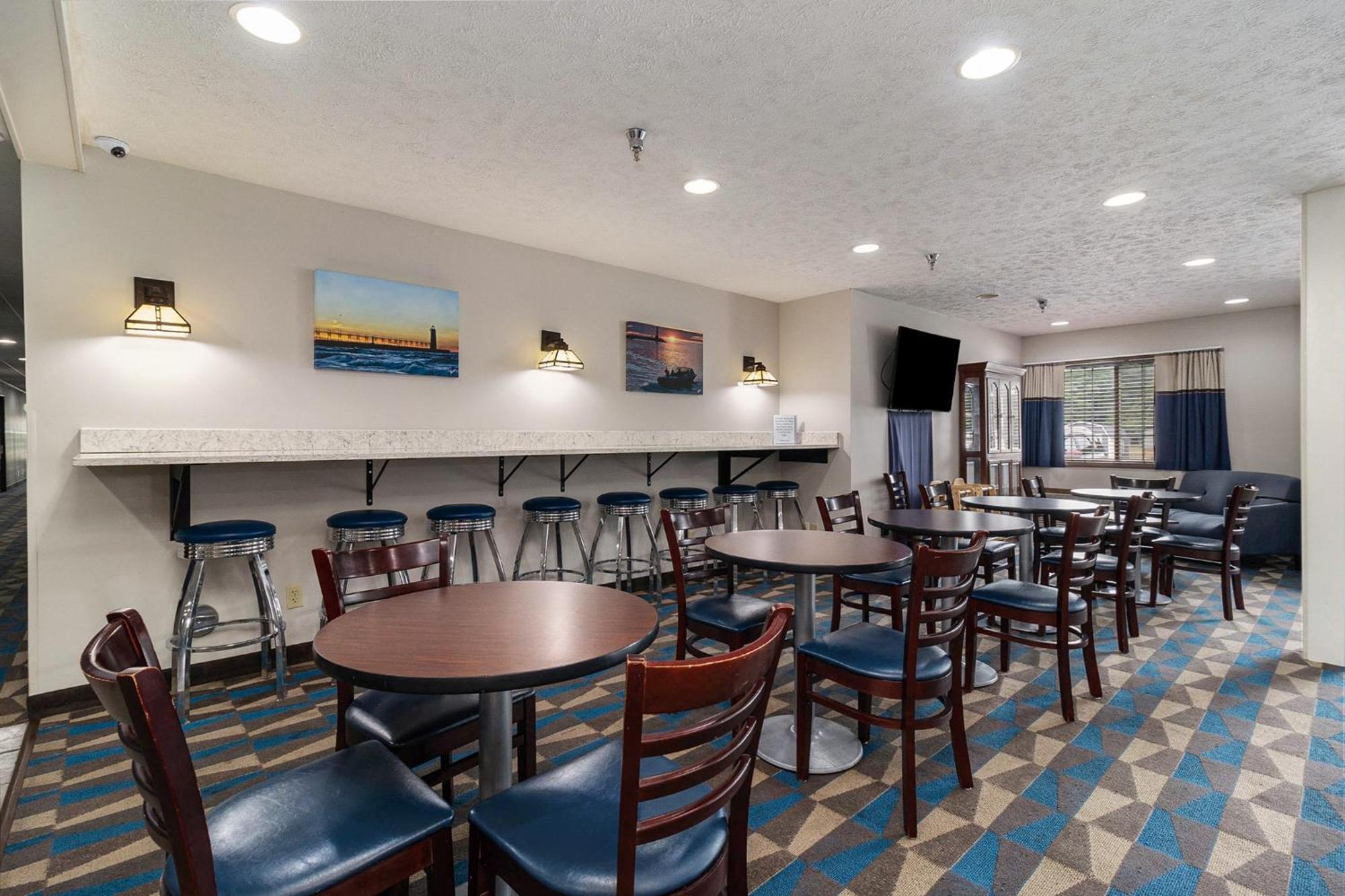 Microtel Inn And Suites Manistee Εξωτερικό φωτογραφία
