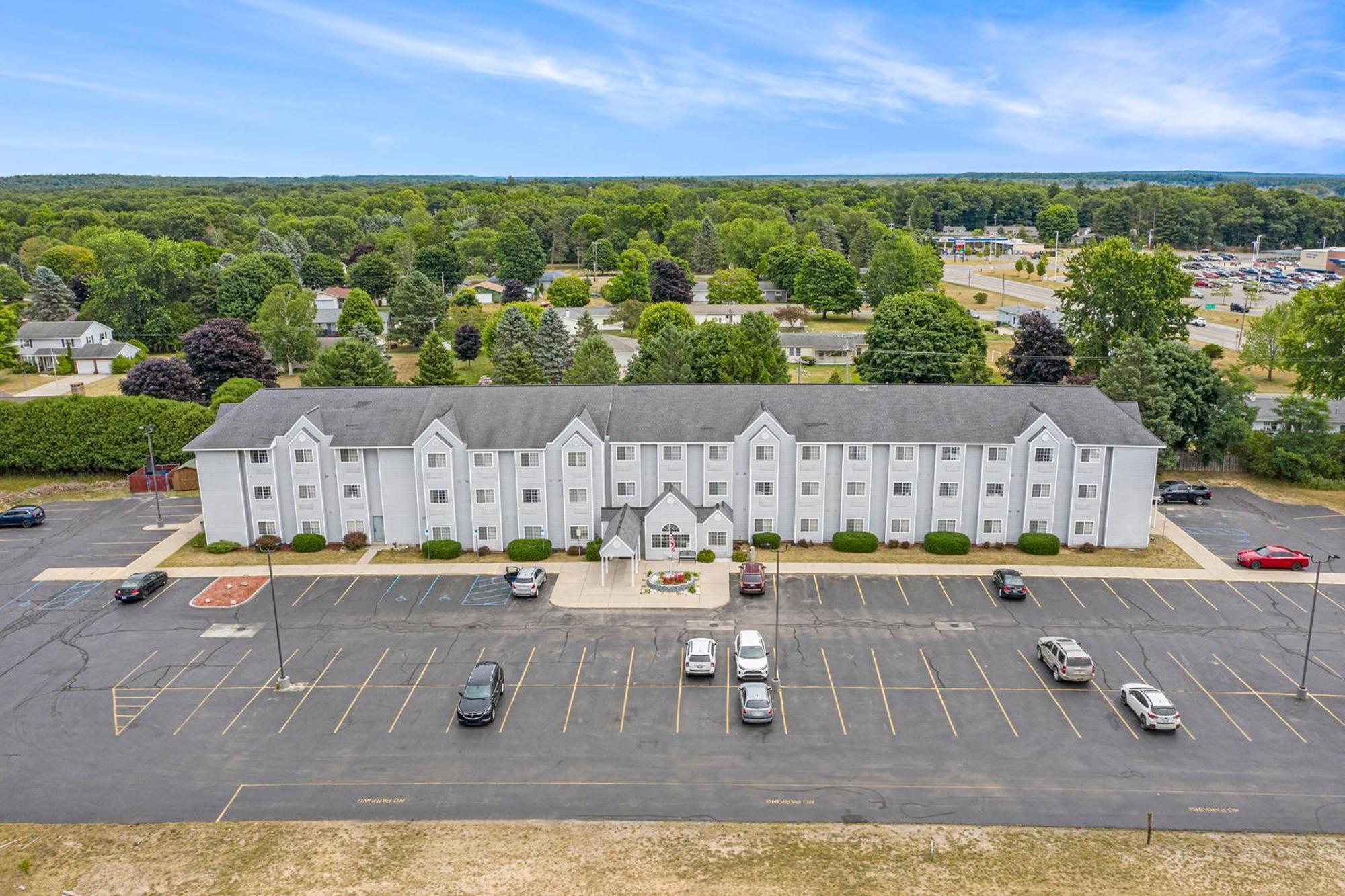 Microtel Inn And Suites Manistee Εξωτερικό φωτογραφία