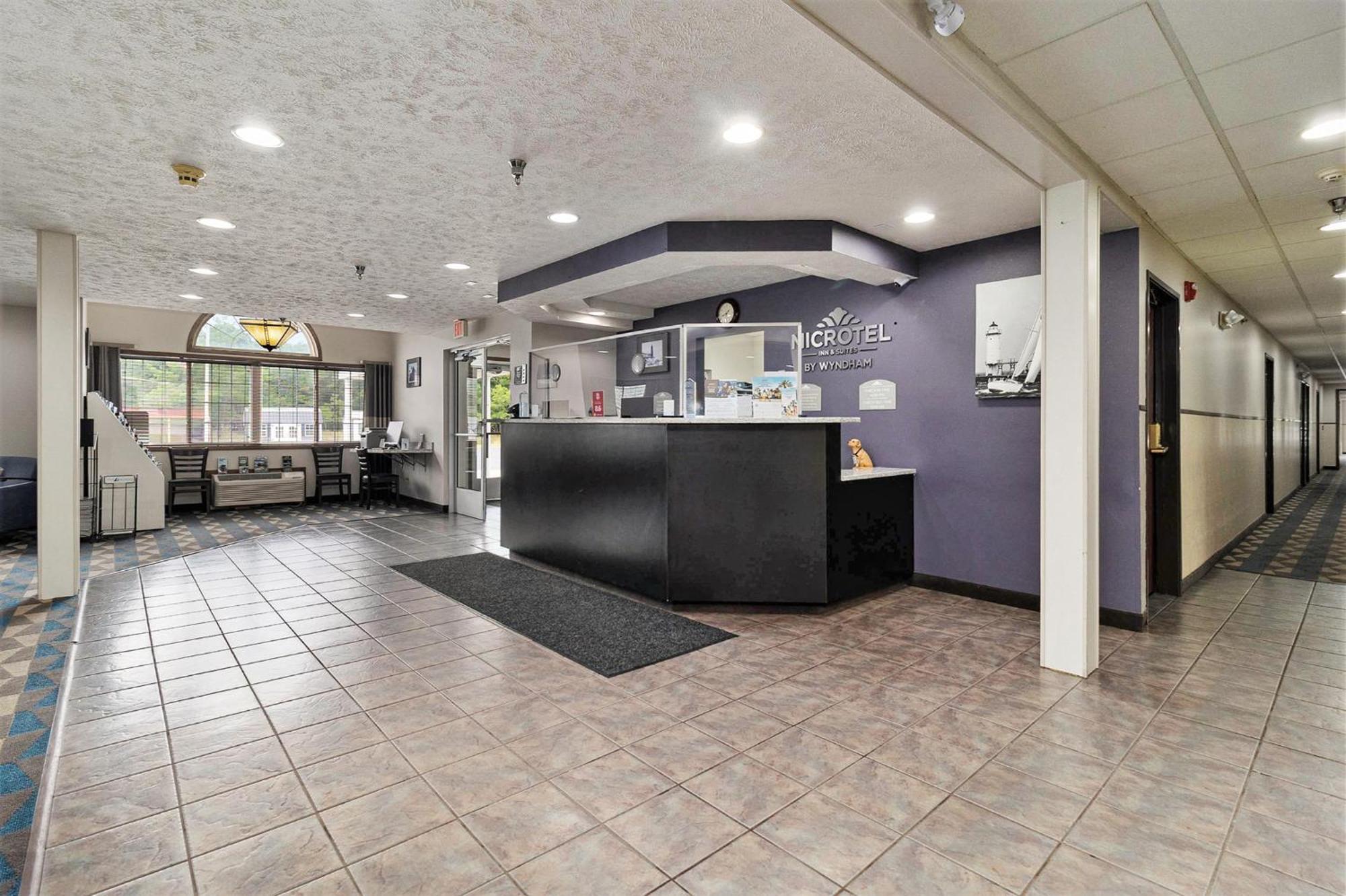 Microtel Inn And Suites Manistee Εξωτερικό φωτογραφία