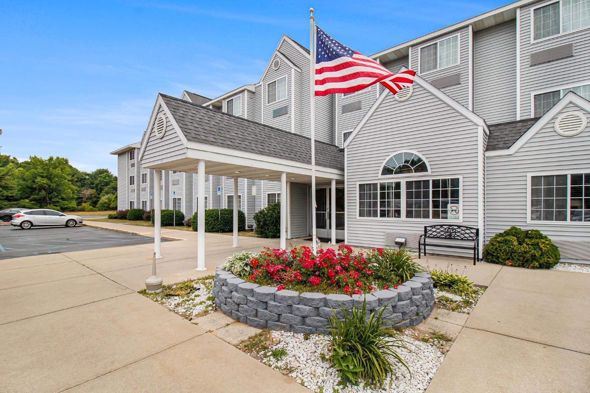 Microtel Inn And Suites Manistee Εξωτερικό φωτογραφία