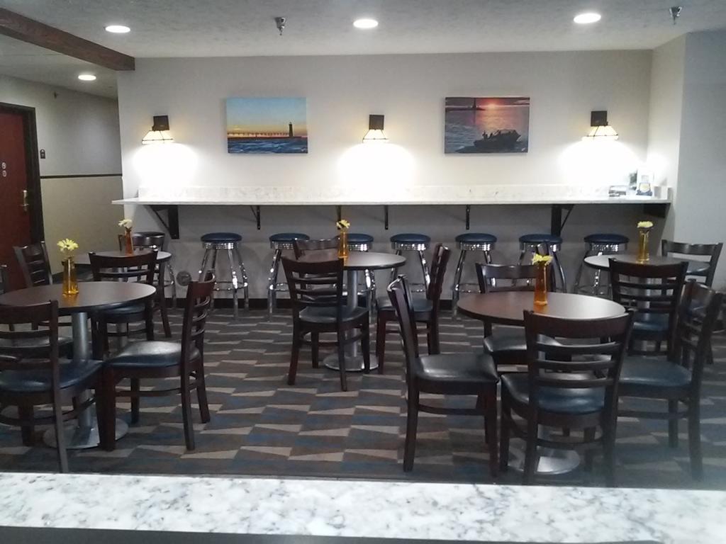 Microtel Inn And Suites Manistee Εξωτερικό φωτογραφία